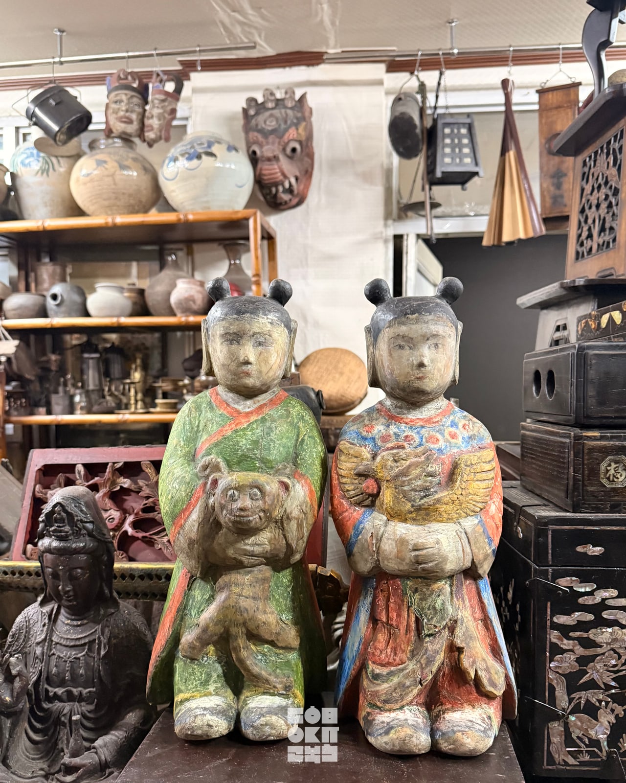 Ceramics and folk figures at a Dapsimni antique shop