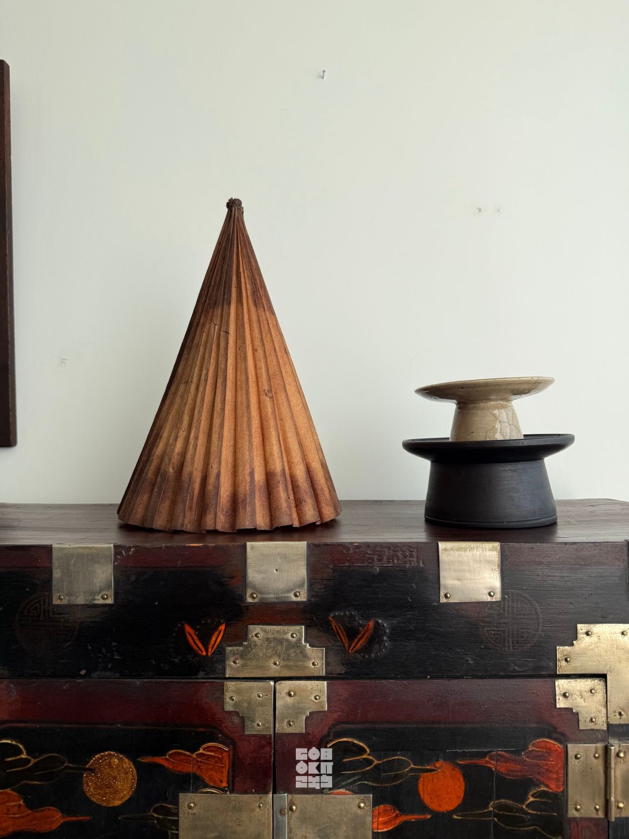 A wall hanger and fan in the GOBOKII atelier