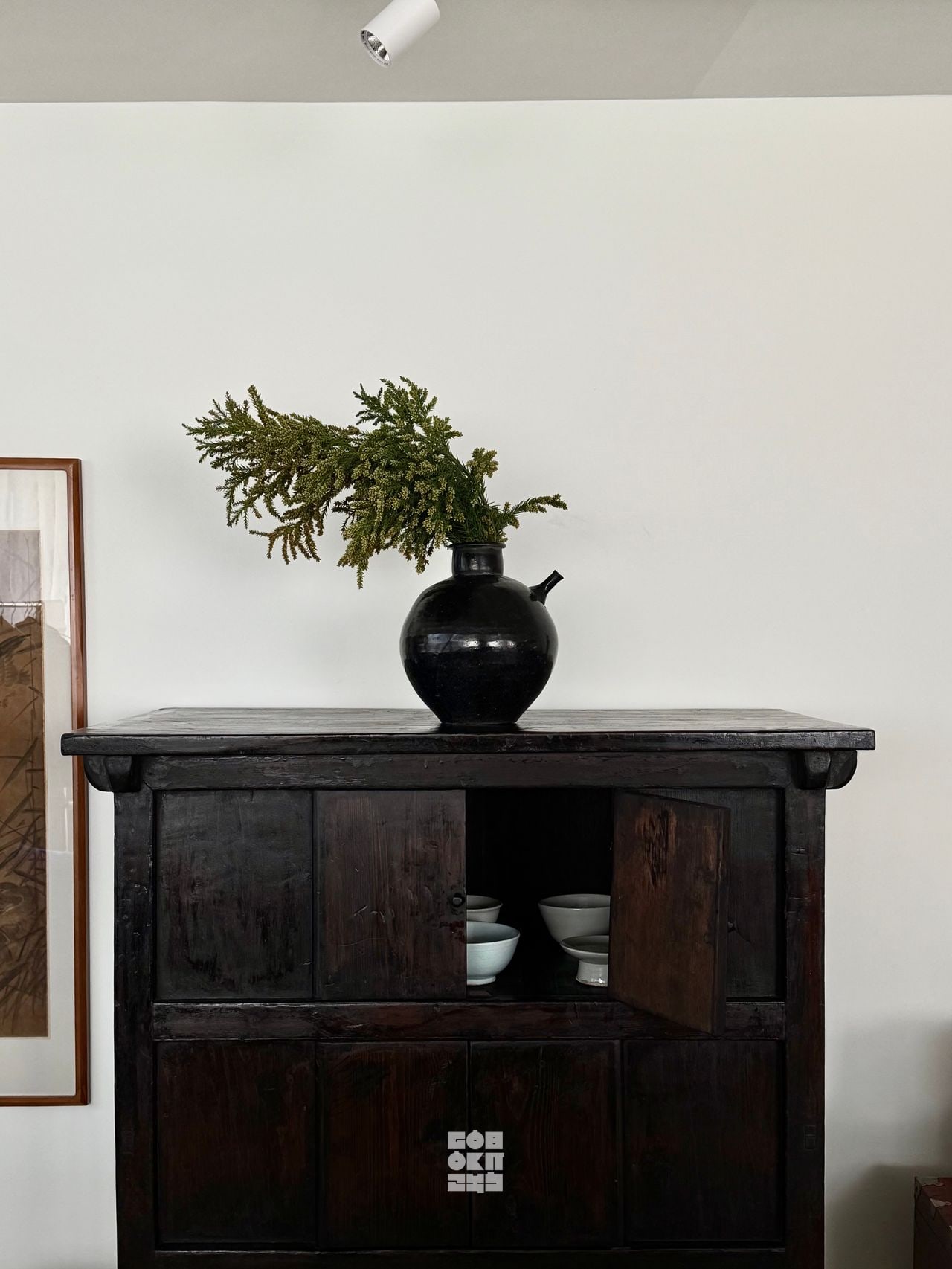 A styled vignette atop a bandaji, GOBOKII atelier