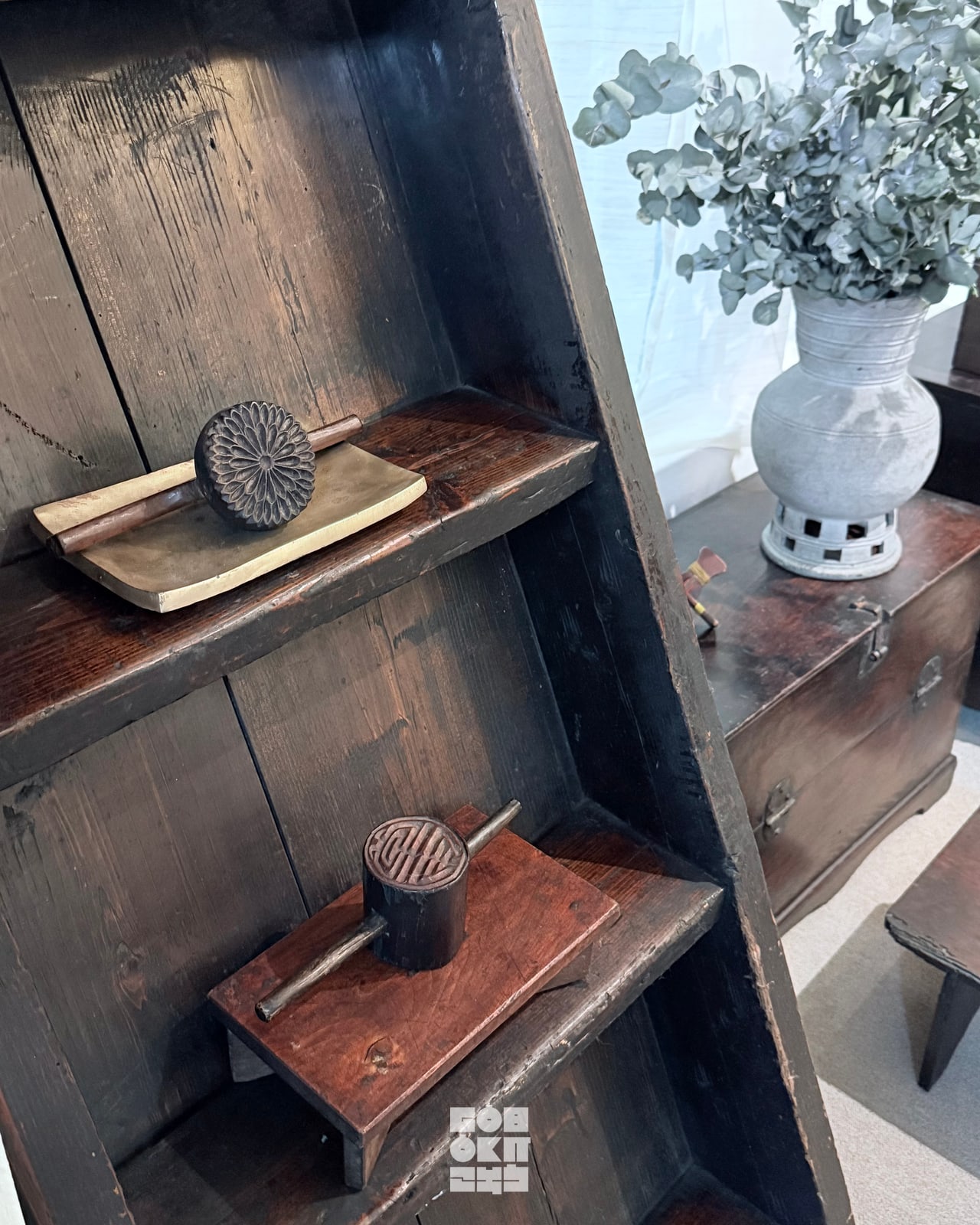 Wooden shelf and white porcelain in the GOBOKII atelier
