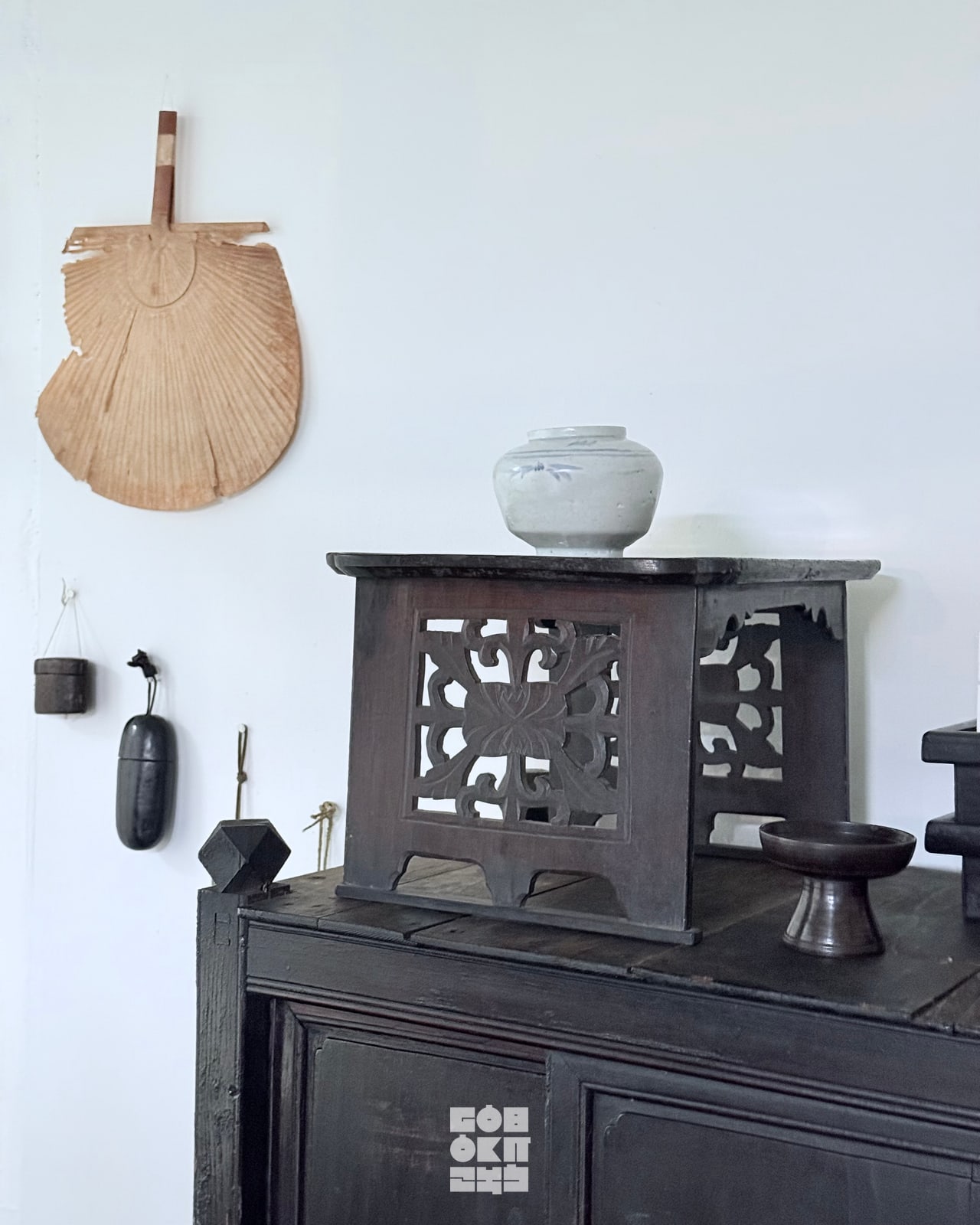 Antique cabinet styling in the GOBOKII atelier