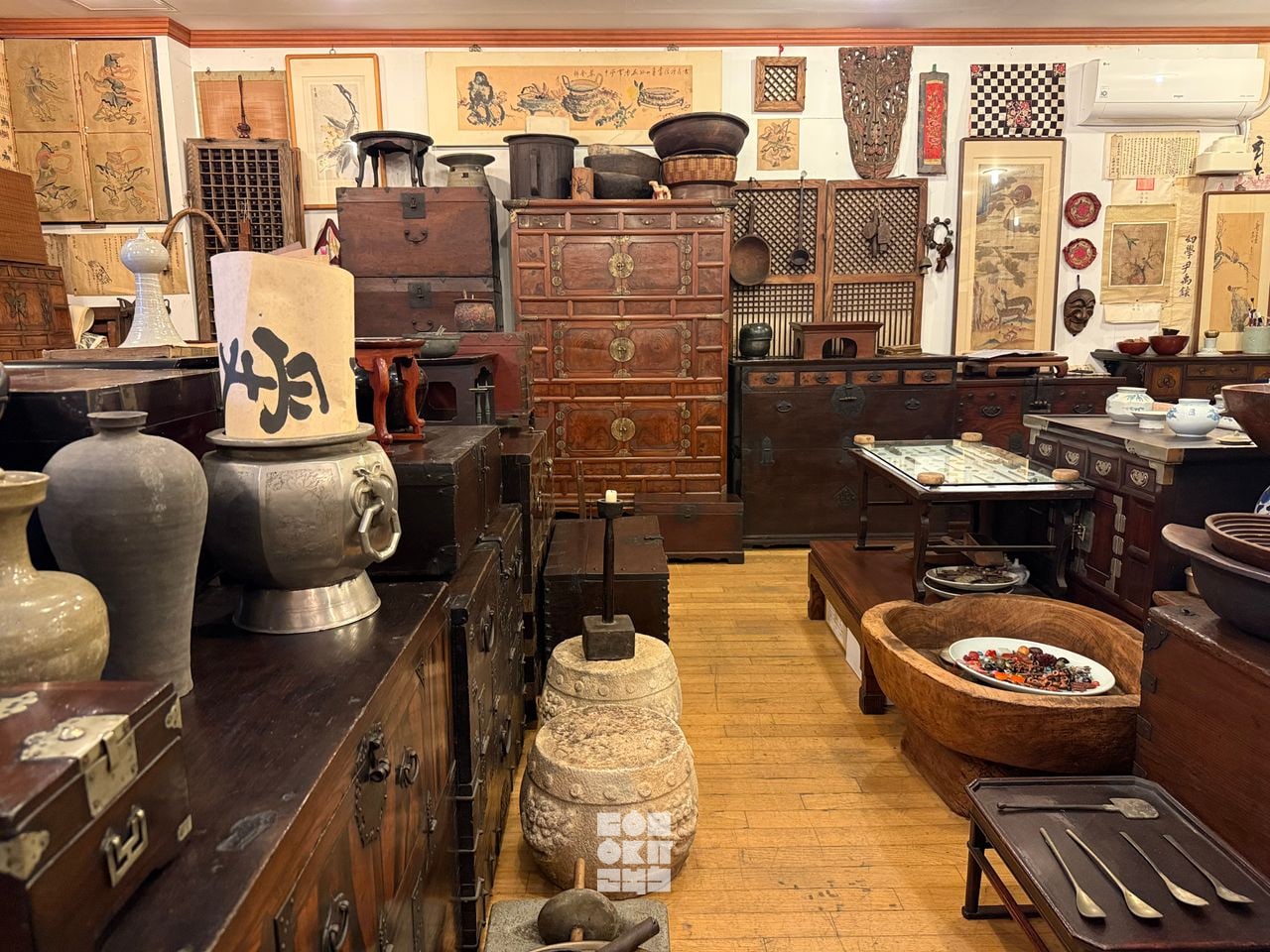 Inside 경주사, a Janganpyeong antique shop